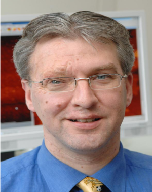 戴眼镜的男人在微笑AI 生成的内容可能不正确。